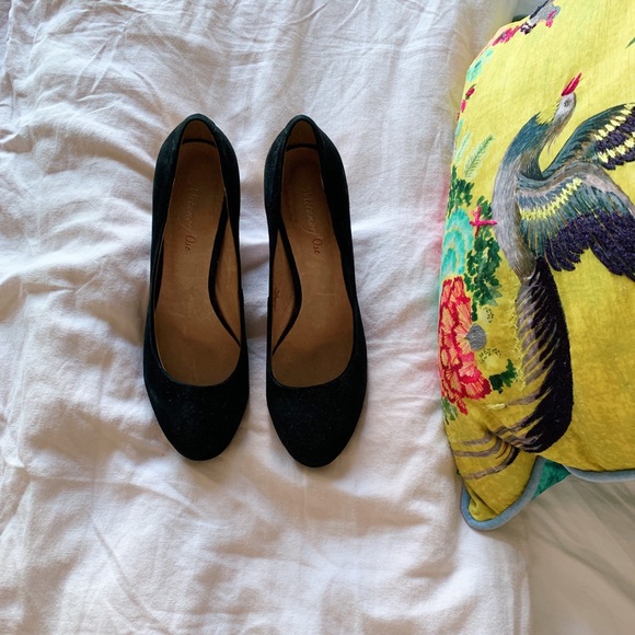 Classic black pumps (with gold heel detail) - Picture 4 of 5